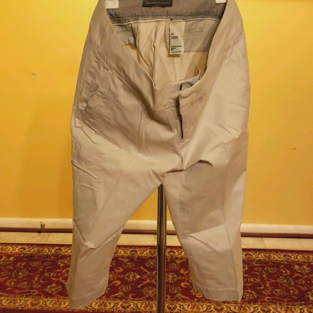 Dockers white capris